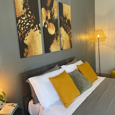 Bright Apartment Near San Pietro-2